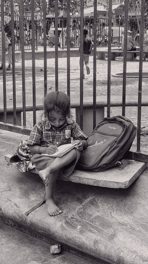 Ogni pagina scritta allontana un bambino dal silenzio.